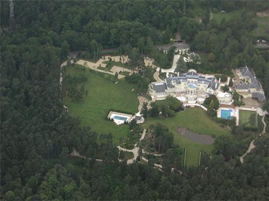 吃瓜群众坐在豪宅