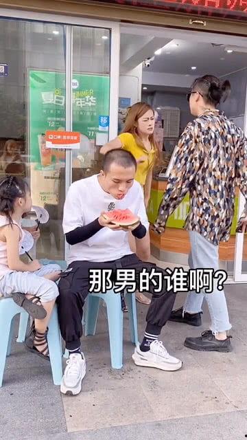 情侣路边吵架吃瓜群众,吃瓜群众现场热议