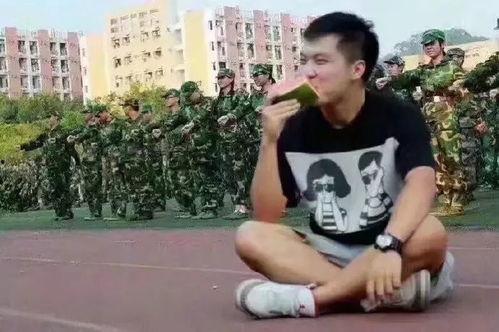 军训吊带吃瓜群众,揭秘军营里的趣味瞬间