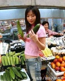 女生约会吃瓜群众,吃瓜群众围观女生甜蜜互动