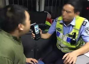 板凳上吃瓜的群众