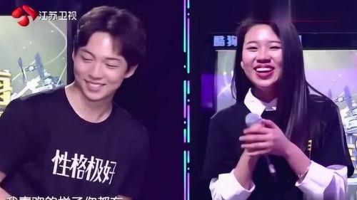 台下一群吃瓜群众